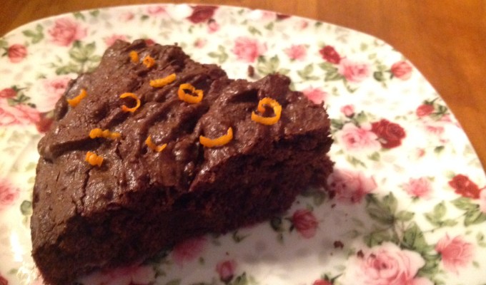 brandnetel-chocolade-cake of versterker verkleed in&nbsp;genotsmiddel